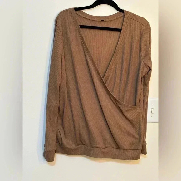 Brown Sweater‎ - Picture 1 of 2